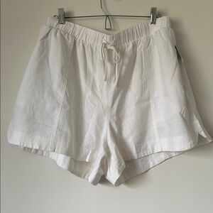 NWT Universal Thread Women's White Shorts SIZE 1X